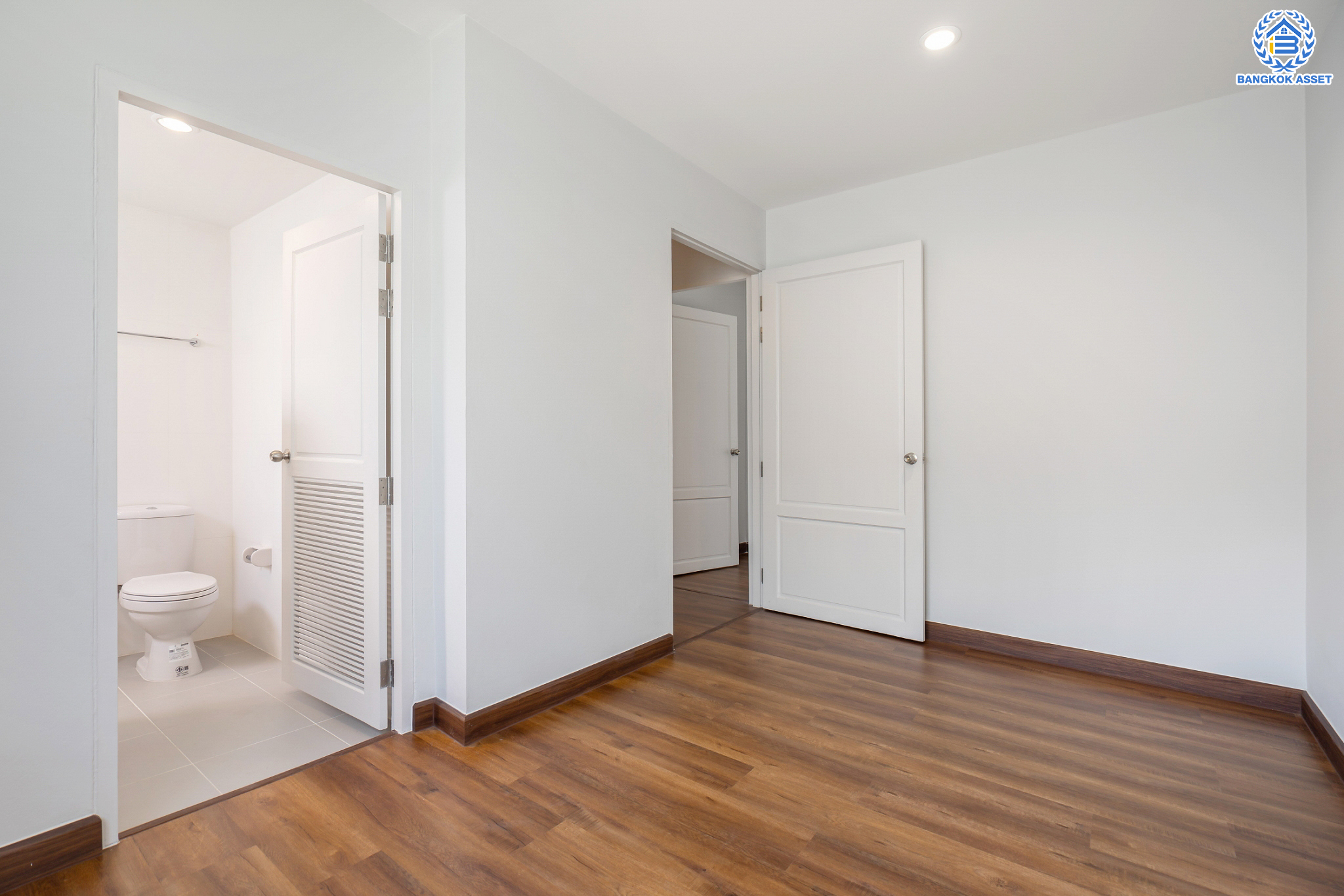 บ้านมือสองตกแต่งใหม่ ม.เดอะพาร์ค ลาดพร้าววังหิน78 ทาวน์โฮม 3 ชั้นครึ่ง เนื้อที่ 16 ตร.ว. ฟังก์ชันจัดเต็ม 3 ห้องนอน (มีห้องน้ำในตัวทุกห้อง) 4 ห้องน้ำ จอดรถได้1 คัน บนทำเลเชื่อมต่อหลายเส้นทาง ใกล้เซ็นทรัลลาดพร้าว เมเจอร์รัชโยธิน ม.ราชภัฏจันทรเกษม ทางด่วน "ฉลองรัช" และรถไฟฟ้าสายสีเขียว "สถานีเสนานิคม"